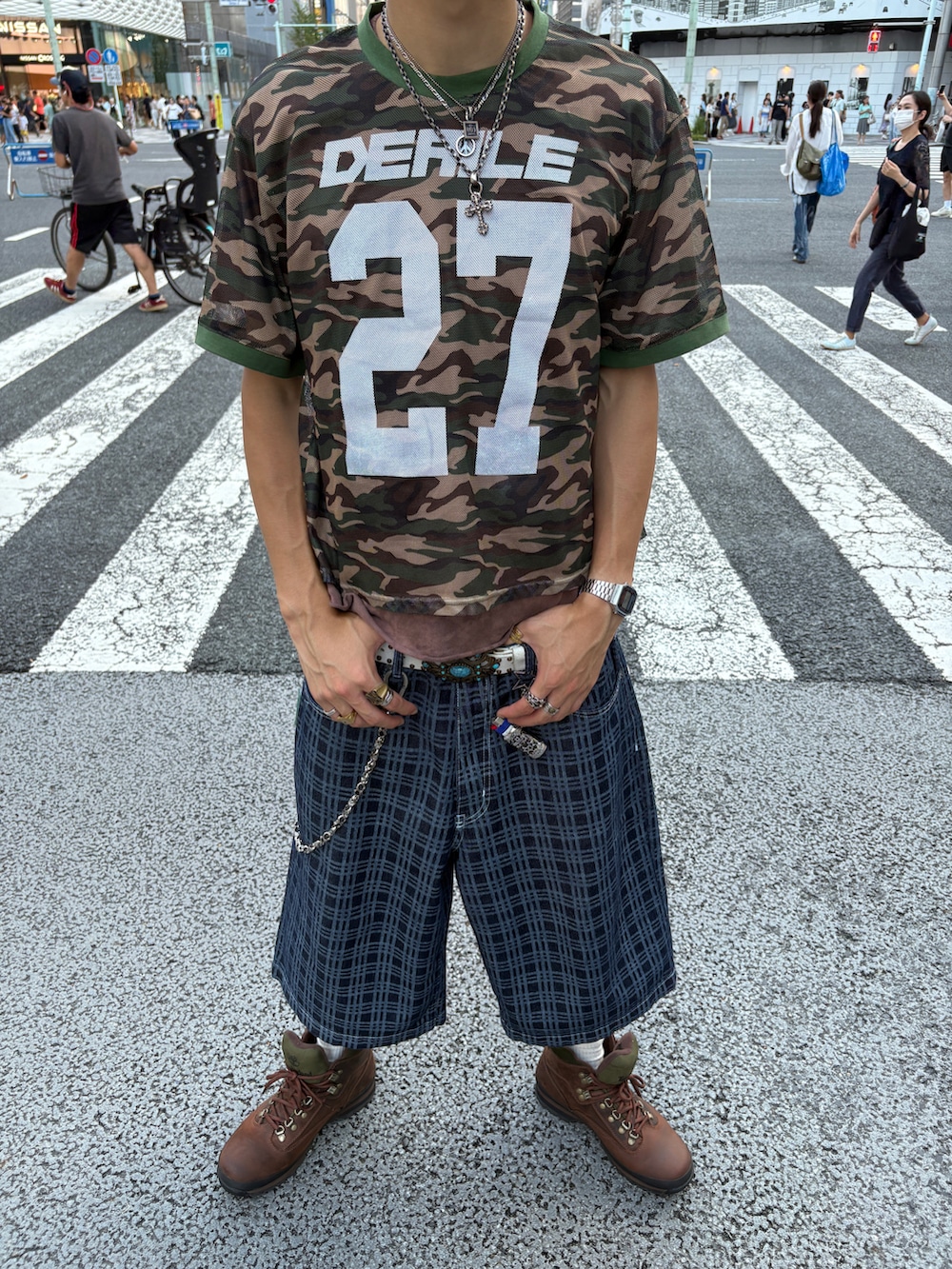 その他のその他トップス、ブラウン系のTシャツ/カットソー、その他のパンツを着用したメンズの夏コーディネートの2枚目の写真