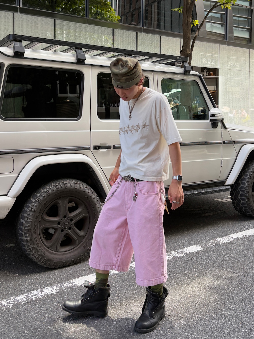 「夏ルックで気分アップ、ジョーツ、デニムハーフパンツ、ロゴT、夏ファッション、Tシャツコーデ、ストリートコーデ、ストリート、古着MIX、ニット帽、ビーニー、迷彩、outfit、Tシャツ」｜「coldcultureのアイテム（パンツ、ピンク系）」を使った、Syunyaさん（メンズ・179cm）の夏コーディネートの2枚目の写真