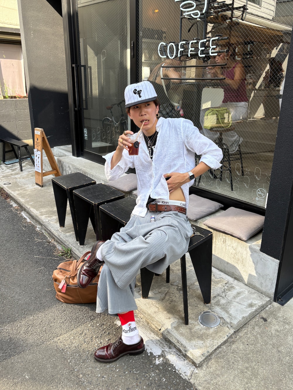 「モノトーン、ブラック、メンズコーデ、キレイめ、キャップ、モノトーンコーデ、Calvin Klein、スラックス、夏ファッション、ユニクロ、オトナカジュアル、リネンシャツ」｜「extnded familyのアイテム（キャップ、ホワイト系）」を使った、Syunyaさん（メンズ・179cm）の夏コーディネートの3枚目の写真