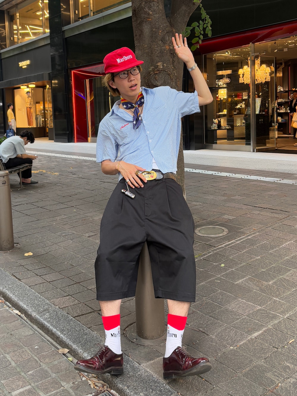 「夏ルックで気分アップ、夏コーデ、シャツスタイル、海外系ファッション、おでかけコーデ、メンズファッション、古着MIX、古着、キャップ、バンダナ、革靴、赤い靴下、Red Kap、CASIO、ハーフパンツ」｜「古着のアイテム（ローファー、レッド系）」を使った、Syunyaさん（メンズ・179cm）の夏コーディネートの2枚目の写真