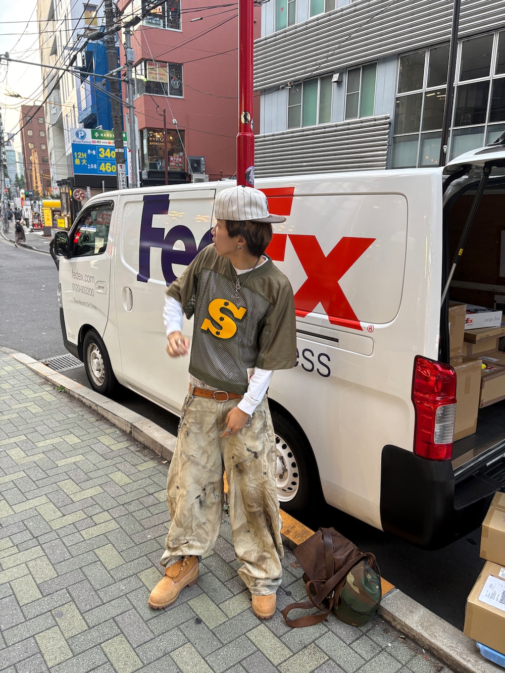 「秋服準備はじめました、メッシュ、キャップ、キャップ後ろかぶり、ストリート、ストリートコーデ、古着MIX、古着、レイヤードスタイル、レイヤード、Timberland、ロンT、メンズファッション、初秋コーデ、秋のコーデ」｜「THECAPのアイテム（キャップ、ホワイト系）」を使った、Syunyaさん（メンズ・179cm）の秋コーディネートの2枚目の写真