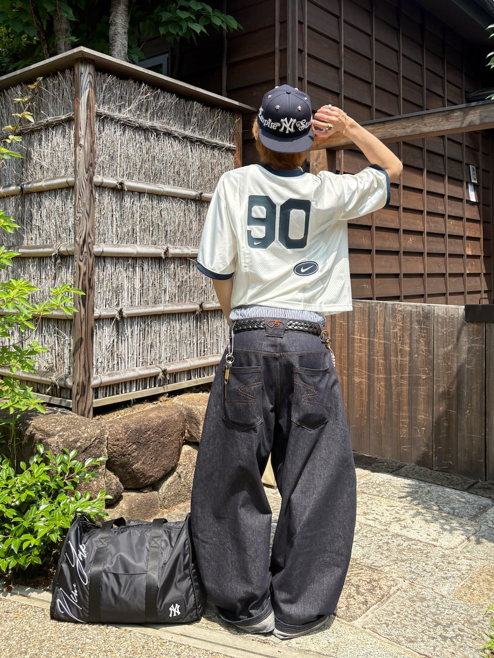 「夏服コーデ、夏ファッション、メンズコーデ、MLB、NIKE、デニム、デニムパンツ、ストリートコーデ、ストリート、キャップ後ろかぶり、キャップ、ヤンキース、ボストンバッグ」｜「NIKEのNIKE AS W NSW STREET SS GX JRSY TOP / ナイキ ウィメンズ NSW ストリート  GX JRSY S/S トップ 【SP】（Tシャツ/カットソー、ホワイト系）」を使った、Syunyaさん（メンズ・179cm）の夏コーディネートの2枚目の写真