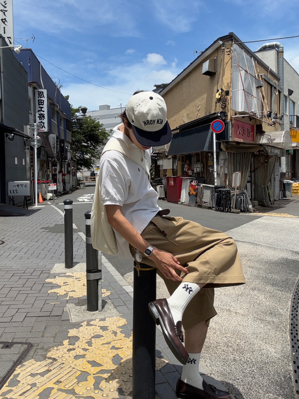 「夏ルックで気分アップ、夏コーデ、メンズコーデ、シンプルスタイル、夏服コーデ、ファッションを楽しもう、キレイめカジュアル、ローファー、MLB、ポロシャツ、キャップ、キャップコーデ、ヤンキース」｜「RED KAPのRED KAP/レッドキャップ 別注 2TUCK BAGGY WIDE TWILL SHORTS PANTS/バギーショートパンツ/ワイドフィット（その他パンツ、ベージュ系）」を使った、Syunyaさん（メンズ・179cm）の夏コーディネートの2枚目の写真