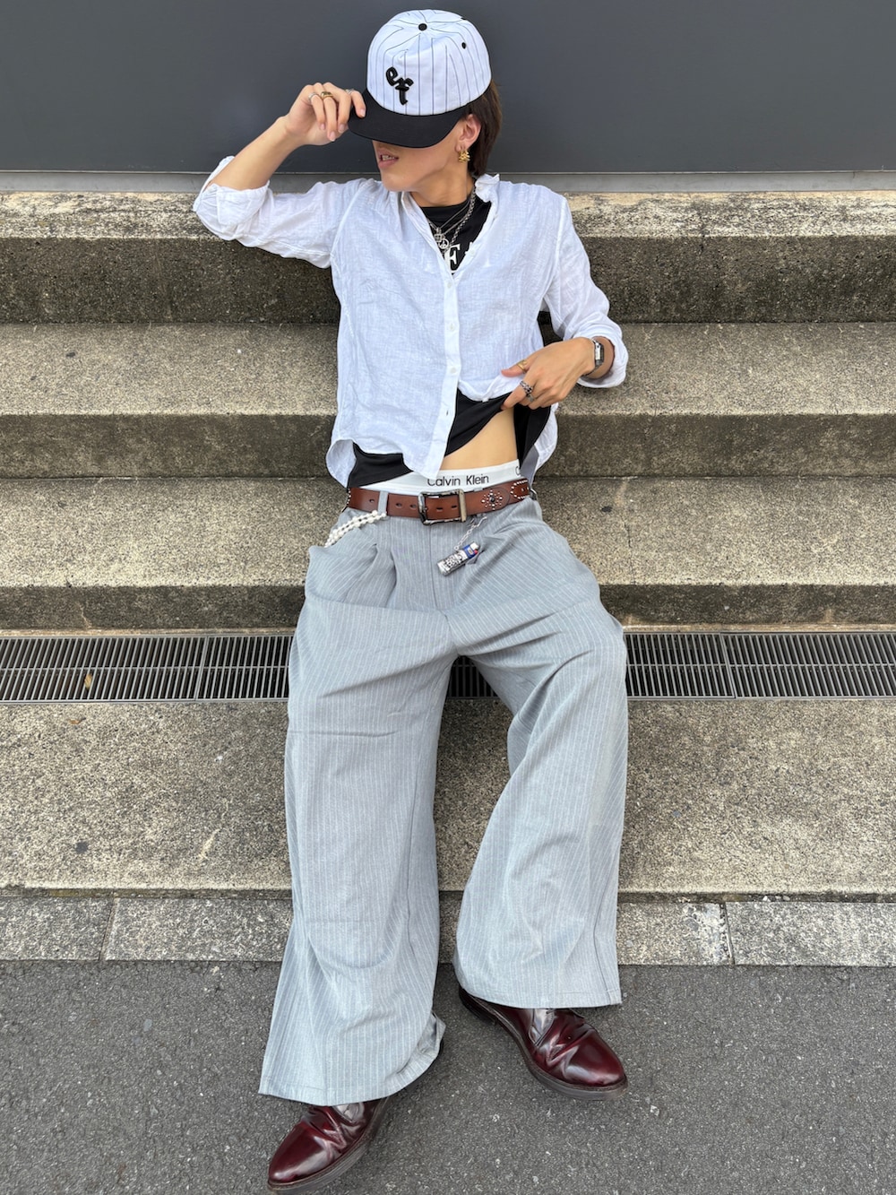 「モノトーン、ブラック、メンズコーデ、キレイめ、キャップ、モノトーンコーデ、Calvin Klein、スラックス、夏ファッション、ユニクロ、オトナカジュアル、リネンシャツ」｜「extnded familyのアイテム（キャップ、ホワイト系）」を使った、Syunyaさん（メンズ・179cm）の夏コーディネートの2枚目の写真