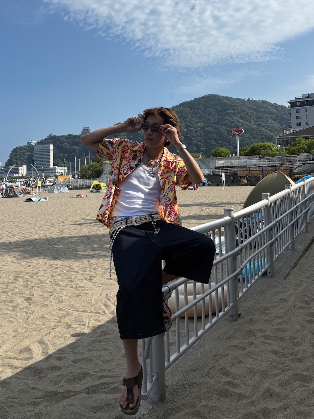 「アロハシャツ、ジョーツ、タンクトップ、サンダル、海コーデ、夏コーデ、夏、夏服メンズコーデ、夏ファッション、サンダルコーデ、古着MIX、アウトドアスタイル、アウトドアコーデ」｜「古着のアイテム（シャツ/ブラウス、その他）」を使った、Syunyaさん（メンズ・179cm）の夏コーディネートの2枚目の写真