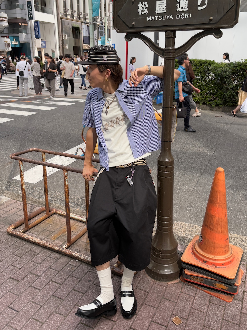「夏ルックで気分アップ、ロゴT、夏服、お出かけコーデ、今日のコーデ、休日スタイル、チェックシャツ、ローファー、londonshoemake、アニマル柄、キャップ、キャップコーデ」｜「RED KAPのRED KAP/レッドキャップ 別注 2TUCK BAGGY WIDE TWILL SHORTS PANTS/バギーショートパンツ/ワイドフィット（その他パンツ、ブラック系）」を使った、Syunyaさん（メンズ・179cm）の夏コーディネートの2枚目の写真