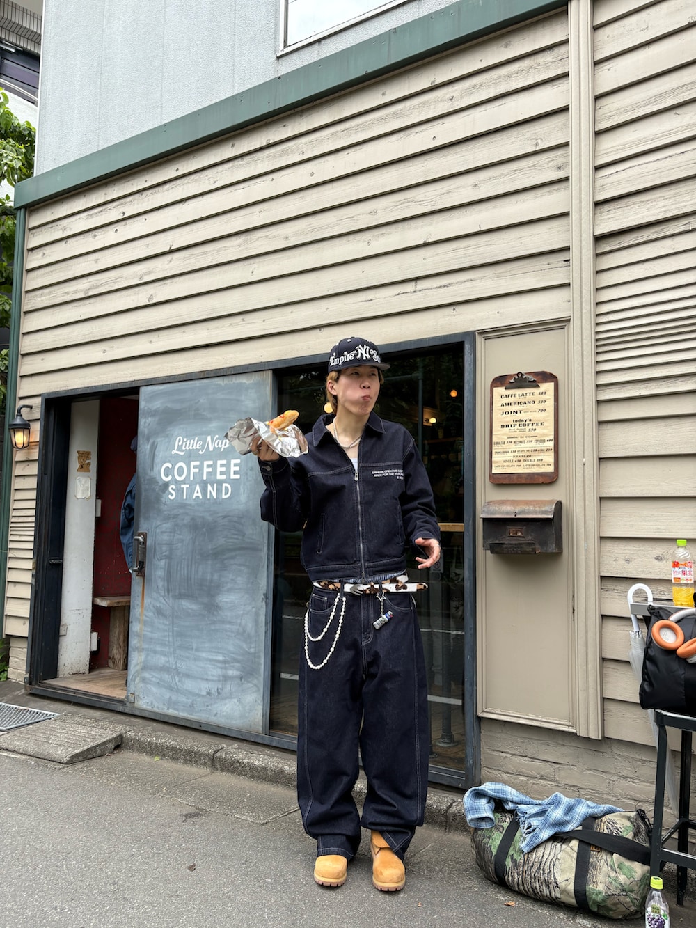 「オトナカジュアル、今日のコーデ、シンプルスタイル、革靴、キレイめ、雨の日コーデ、メンズコーデ、デニムジャケット、デニム、キャップ、海外系ファッション、ストリート」｜「NEW ERAのアイテム（キャップ、ブルー系）」を使った、Syunyaさん（メンズ・179cm）の夏コーディネートの2枚目の写真