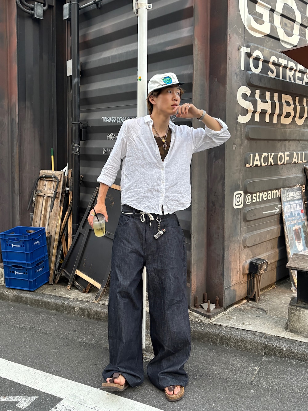「休日コーデ、夏服、リネンシャツ、ユニクロ、UNIQLO、夏服コーデ、シンプルスタイル、リジットデニム、デニム、サンダル、キャップ、迷彩、タンクトップ」｜「Deaileのアイテム（デニムパンツ、ブルー系）」を使った、Syunyaさん（メンズ・179cm）の夏コーディネートの2枚目の写真