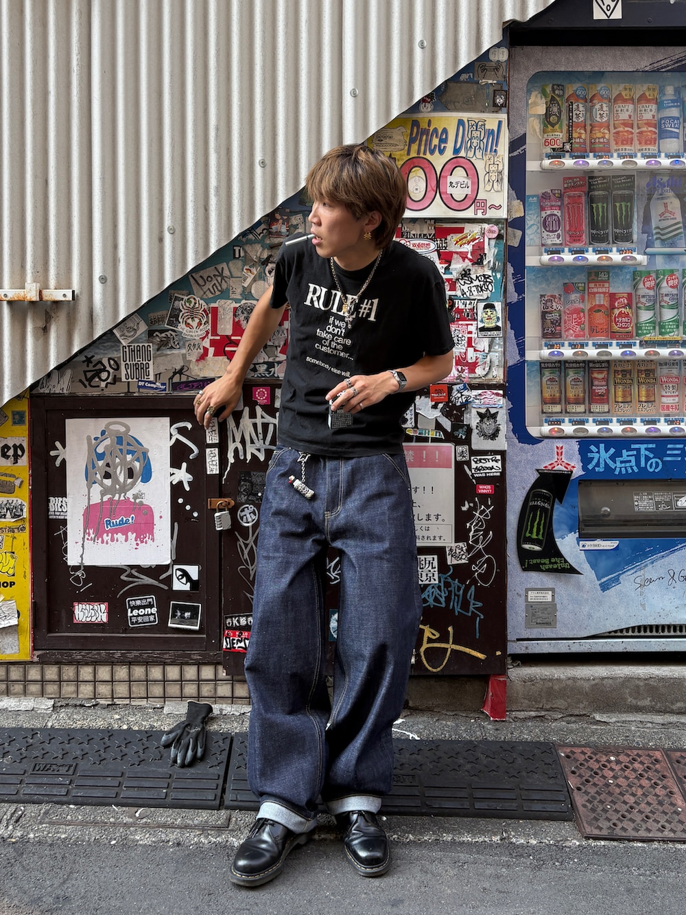 「夏ルックで気分アップ、夏ファッション、今日のコーデ、Tシャツ、Tシャツ×デニム、さわやか、メッセージTシャツ、古着MIX、古着、古着コーデ、セルビッチデニム、リジットデニム、デニムパンツ、デニム、ロールアップ」｜「古着のアイテム（Tシャツ/カットソー、ブラック系）」を使った、Syunyaさん（メンズ・179cm）の夏コーディネートの2枚目の写真