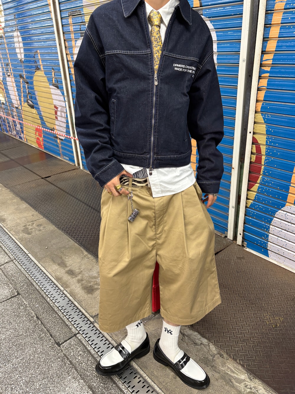 「秋服準備はじめました、ショーツ、秋コーデ、秋のコーデ、デニムジャケット、ネクタイ、キャップ、海外系ファッション、キレイめ、レイヤードスタイル、メンズコーデ、ショートパンツ」｜「extnded familyのアイテム（キャップ、ホワイト系）」を使った、Syunyaさん（メンズ・179cm）の秋コーディネートの2枚目の写真