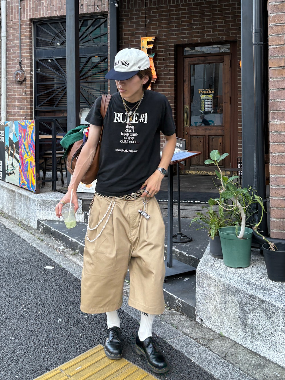 「夏ルックで気分アップ、シンプルコーデ、夏ファッション、メンズコーデ、シンプルスタイル、今日のコーデ、ハーフパンツ、プリントT、Tシャツ、黒Tシャツ、キャップ、キャップコーデ、革靴、ヤンキース、MLB」｜「Dr. MartensのDr. Martens/ドクターマーチン 1461 3 ホール シューズ 10085001（ドレスシューズ、ブラック系）」を使った、Syunyaさん（メンズ・179cm）の夏コーディネートの2枚目の写真
