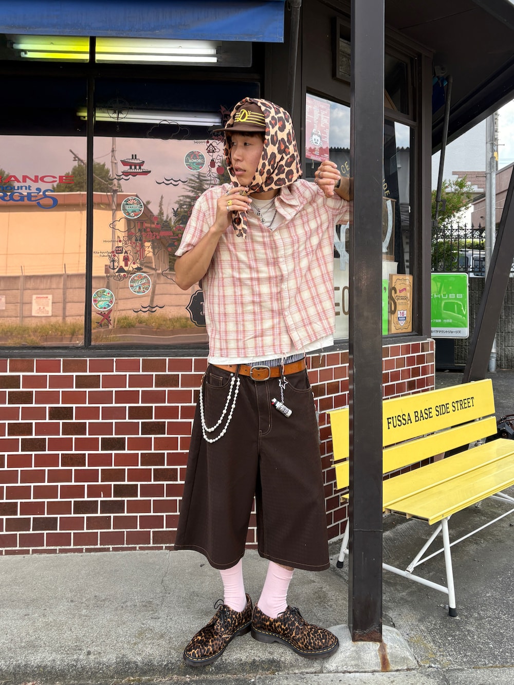 「ジョーツ、ハーフパンツ、古着MIX、休日コーデ、メンズファッション、キャップ、スカーフ、レオパード柄、夏コーデ、休日スタイル、チェックシャツ」｜「古着のアイテム（シャツ/ブラウス、ピンク系）」を使った、Syunyaさん（メンズ・179cm）の夏コーディネートの2枚目の写真