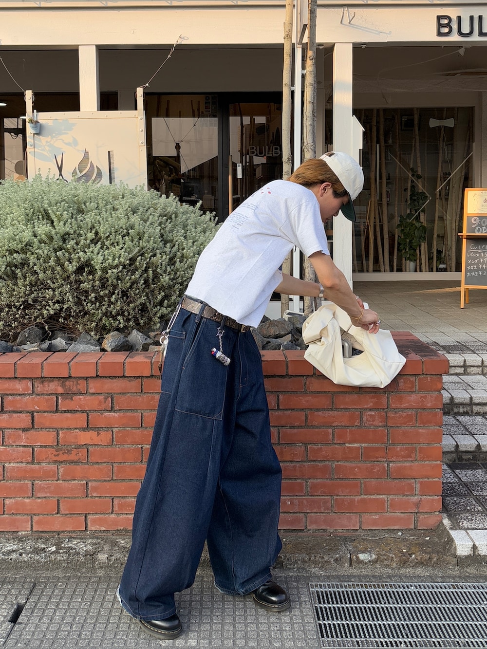 「夏ルックで気分アップ、デニム、ロゴT、メンズファッション、休日コーデ、シンプルコーデ、古着MIX、夏服コーデ、キャップコーデ、Tシャツ、デニムコーデ」｜「古着のアイテム（Tシャツ/カットソー、ホワイト系）」を使った、Syunyaさん（メンズ・179cm）の夏コーディネートの2枚目の写真