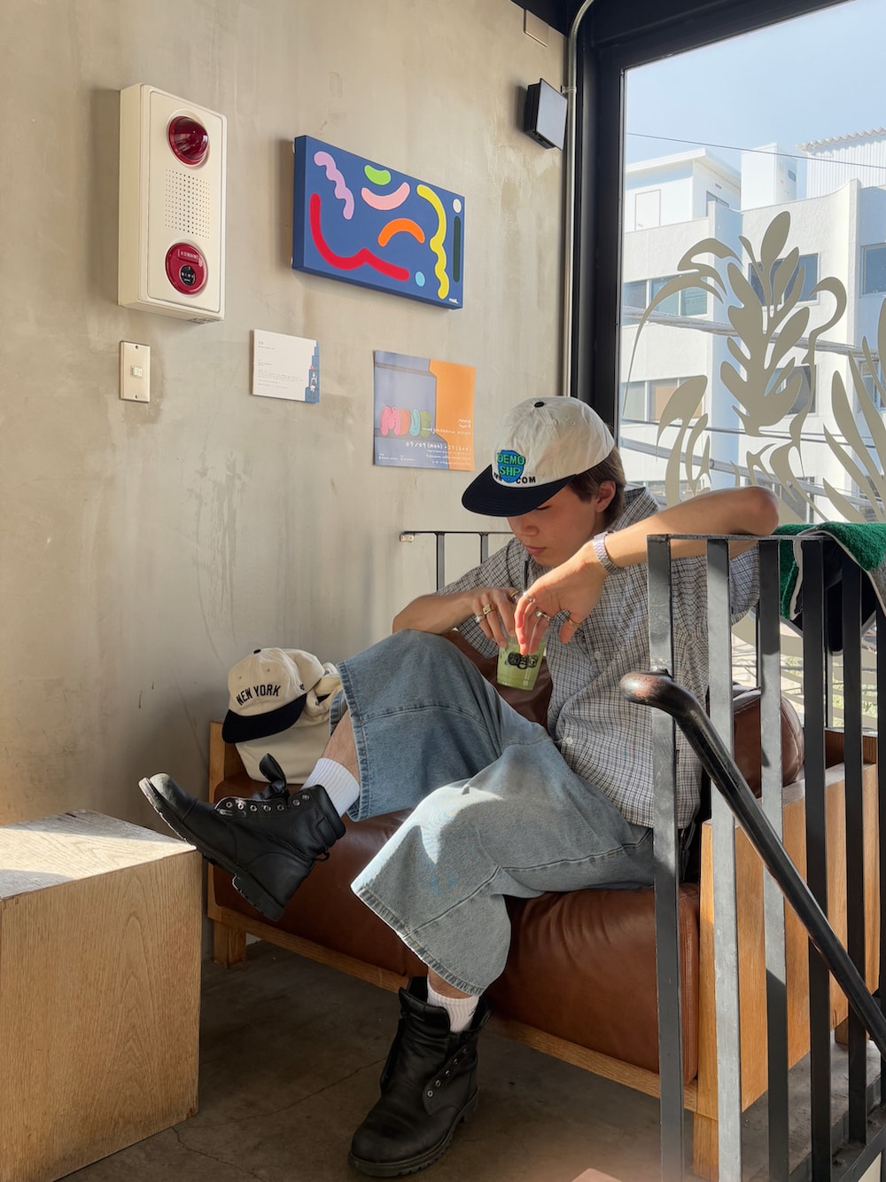 「夏ルックで気分アップ、デニム、デニムハーフパンツ、ジョーツ、夏、今日のコーデ、ストリート、シンプル、メンズファッション、チェックシャツ、キャップ、キャップコーデ、半袖シャツ、夏ファッション」｜「demoshopのアイテム（キャップ、ホワイト系）」を使った、Syunyaさん（メンズ・179cm）の夏コーディネートの2枚目の写真