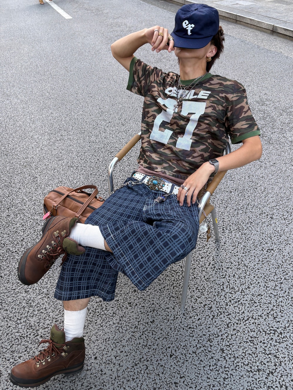 その他のその他トップス、ブラウン系のTシャツ/カットソー、その他のパンツを着用したメンズの夏コーディネートの3枚目の写真