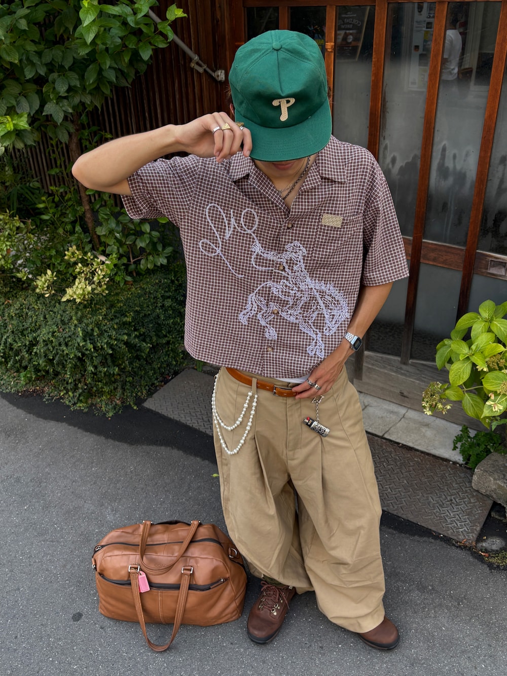 「差し色コーデ、差し色、暖色コーデ、チノパン、チノパンコーデ、チェックシャツ、ボストンバッグ、Timberland、カジュアル、カジュアルコーデ」｜「SHINYAKOZUKAの別注 Hi BAGGY（チノパンツ、ベージュ系）」を使った、Syunyaさん（メンズ・179cm）の夏コーディネートの3枚目の写真