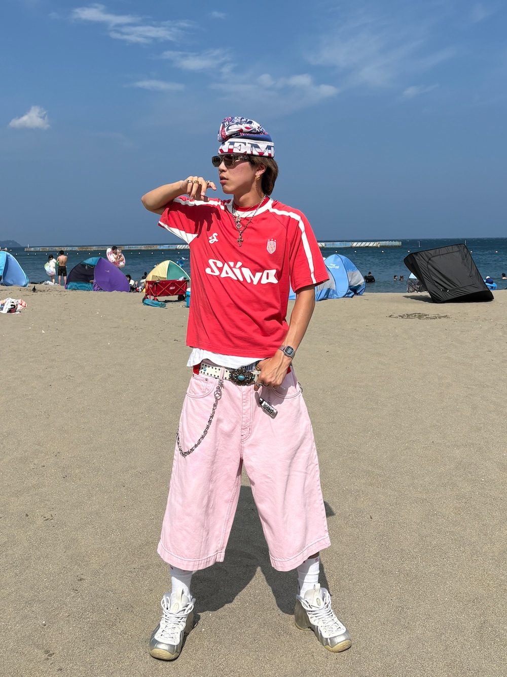 「ジョーツ、メンズファッション、今日のコーデ、ootd、夏コーデ、メンズコーデ、カラフルコーデ、カラフル、ニット帽、ビーニー、スニーカー、スニーカーコーデ、夏だ！Tシャツ着よう！」｜「sainocloのアイテム（Tシャツ/カットソー、レッド系）」を使った、Syunyaさん（メンズ・179cm）の夏コーディネートの2枚目の写真