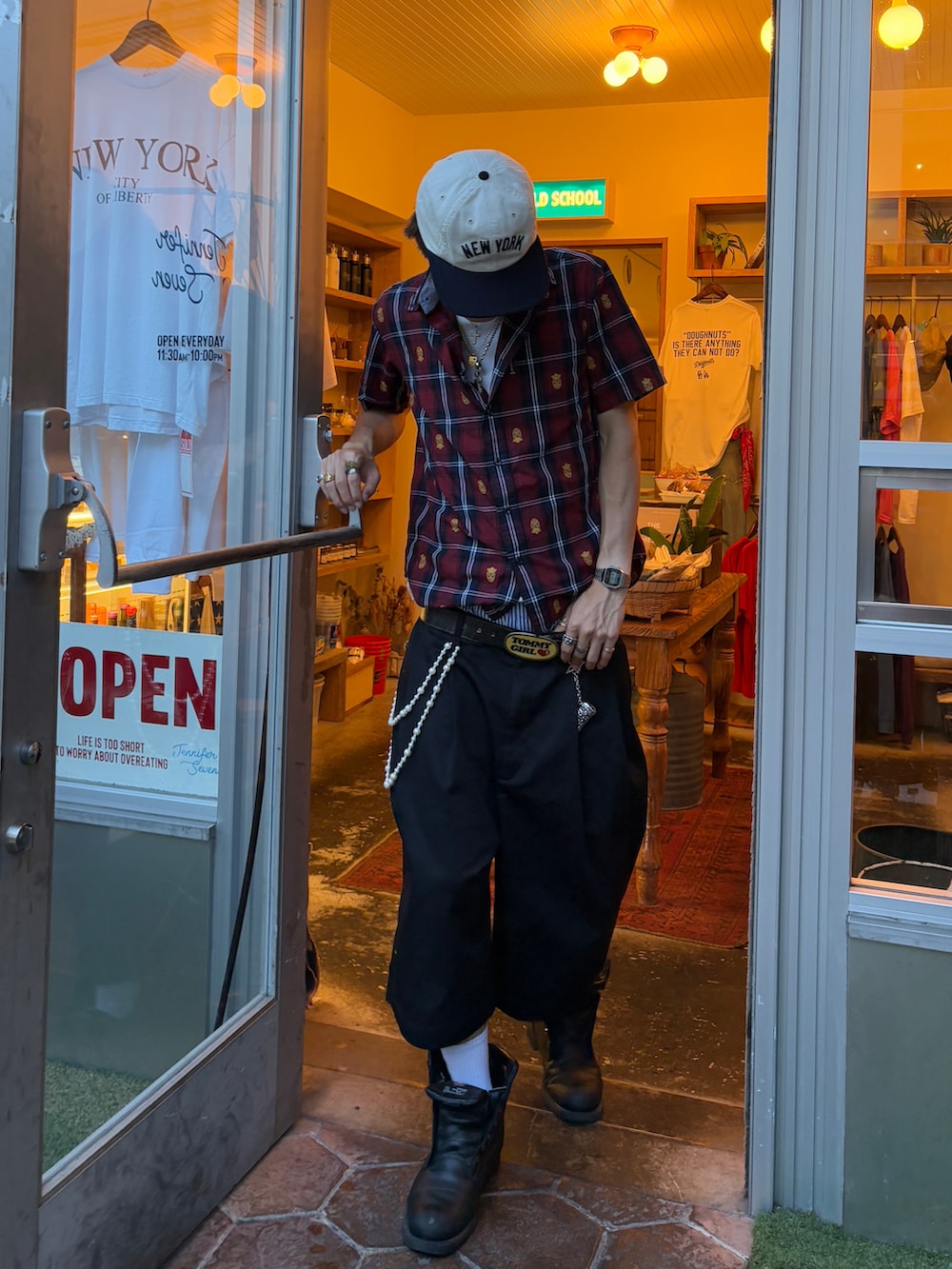 「夏コーデ、夏ルックで気分アップ、夏服コーデ、半袖、シャツコーデ、チェックシャツ、Timberland、キャップ、キャップコーデ、ハーフパンツ、短丈」｜「47のアイテム（キャップ、ホワイト系）」を使った、Syunyaさん（メンズ・179cm）の夏コーディネートの2枚目の写真
