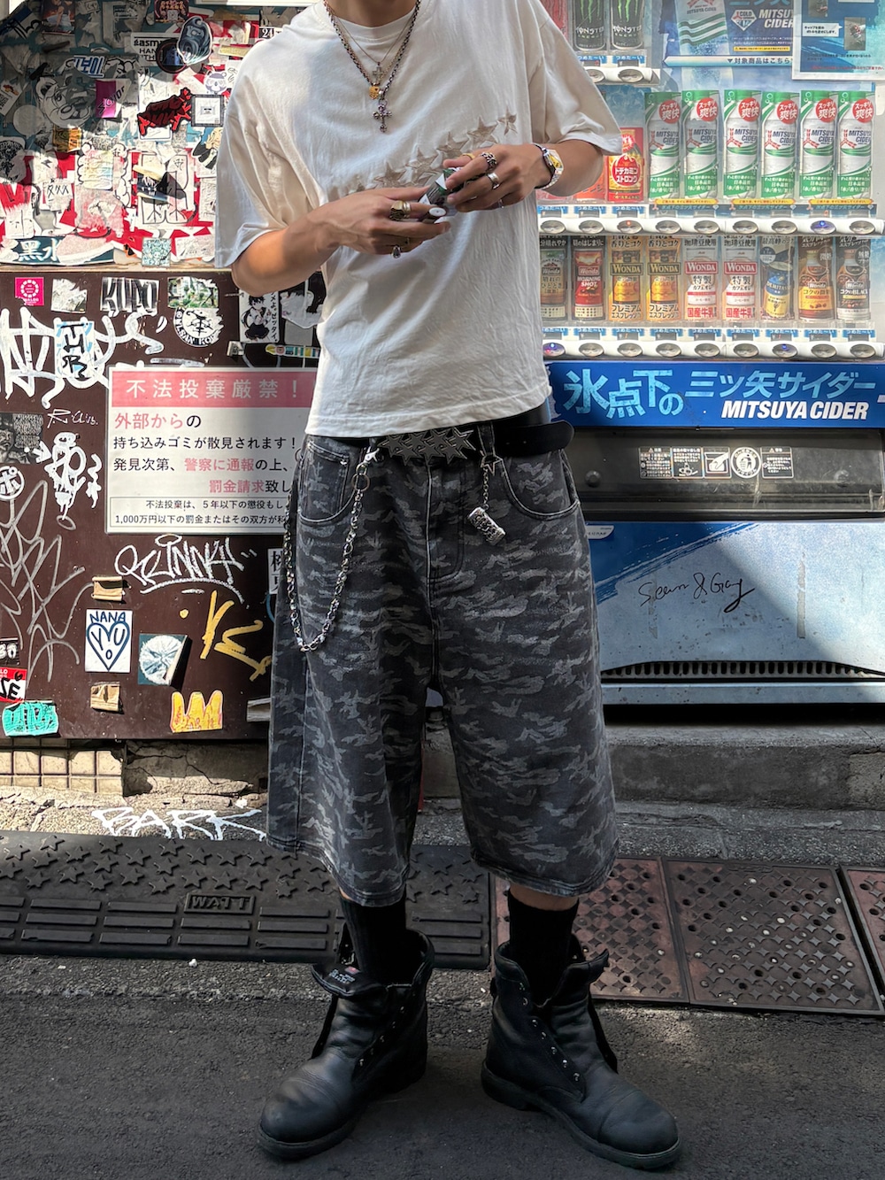 「迷彩パンツ、ジョーツ、デニムハーフパンツ、夏ファッション、モノトーンコーデ、キャップ、白Tシャツ、夏服、シンフルコーデ、休日スタイル、ストリートコーデ、ストリート」｜「coldcultureのアイテム（Tシャツ/カットソー、ホワイト系）」を使った、Syunyaさん（メンズ・179cm）の夏コーディネートの2枚目の写真