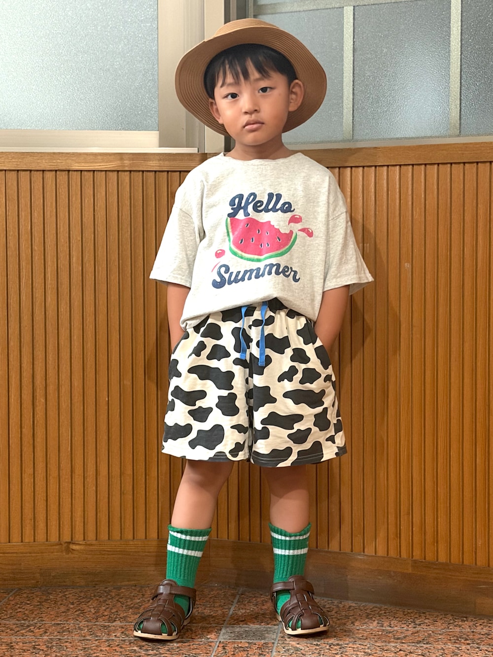 グレー系のTシャツ/カットソー、ホワイト系のその他パンツ、ブラウン系のサンダルを着用したキッズの夏コーディネートの2枚目の写真