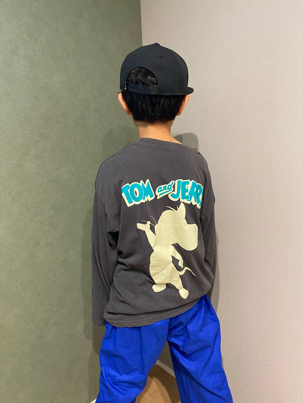 グレー系のTシャツ/カットソー、ブルー系のその他パンツを着用したキッズの夏コーディネートの2枚目の写真