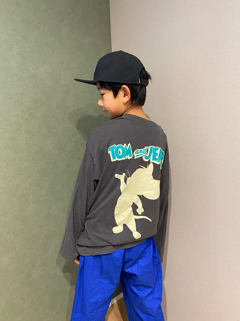 グレー系のTシャツ/カットソー、ブルー系のその他パンツを着用したキッズの夏コーディネートの3枚目の写真