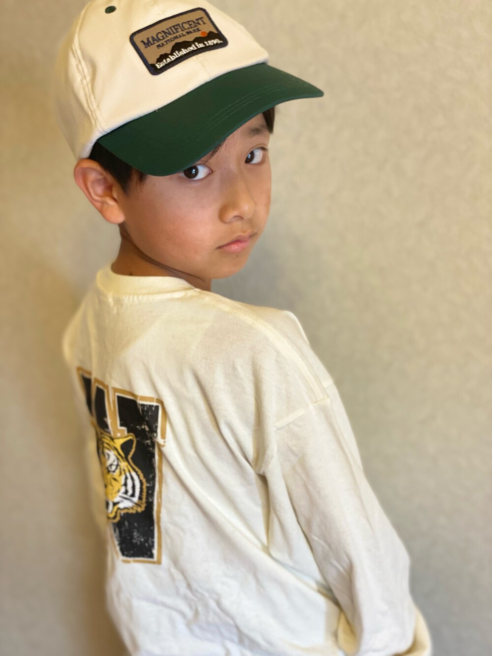 ホワイト系のTシャツ/カットソー、ブルー系のデニムパンツ、ホワイト系のキャップを着用したキッズの秋コーディネートの2枚目の写真