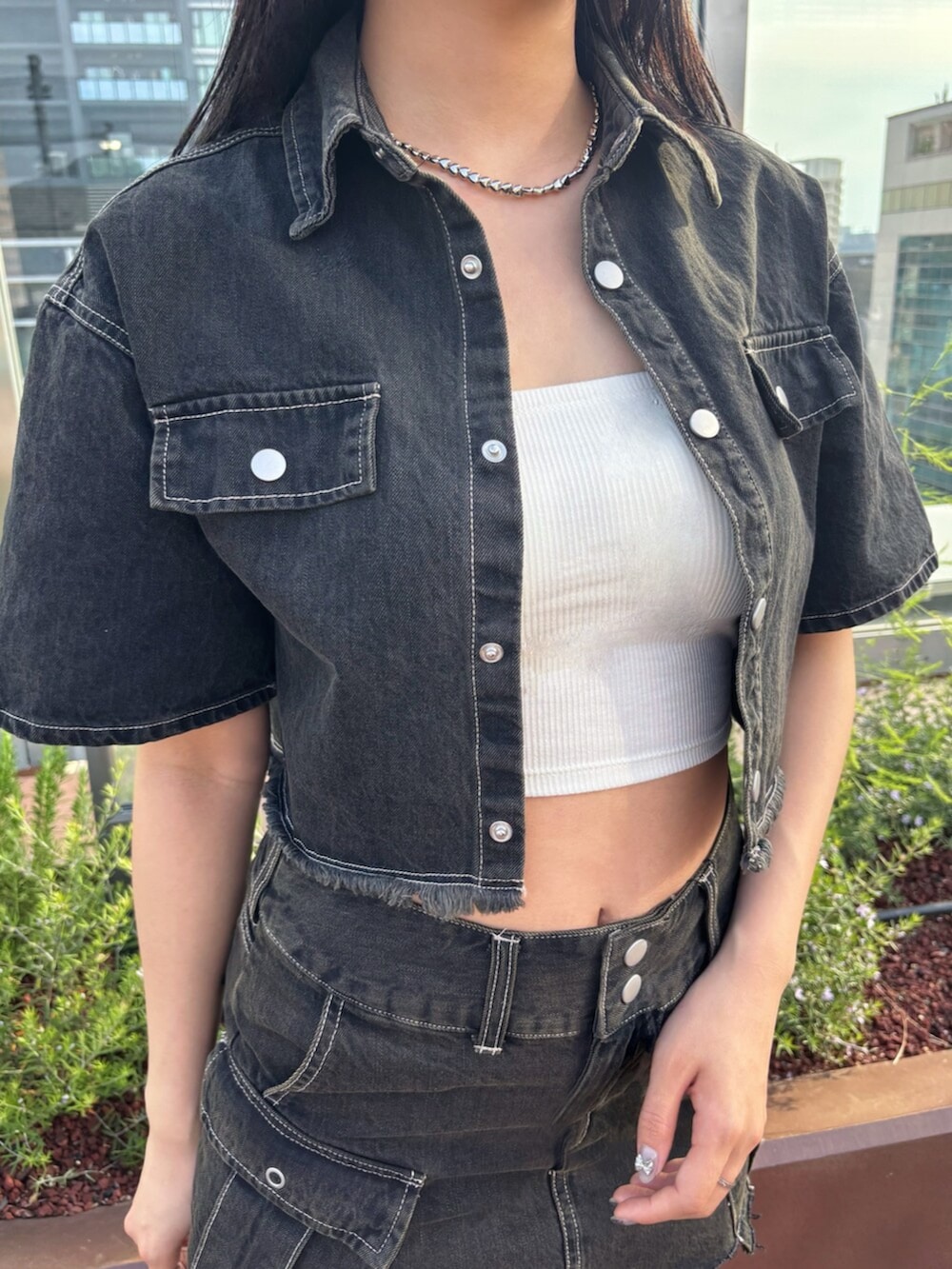 ホワイト系のTシャツ/カットソー、ブラック系のシャツ/ブラウス、ブラック系のスカートを着用したレディースの夏コーディネートの9枚目の写真