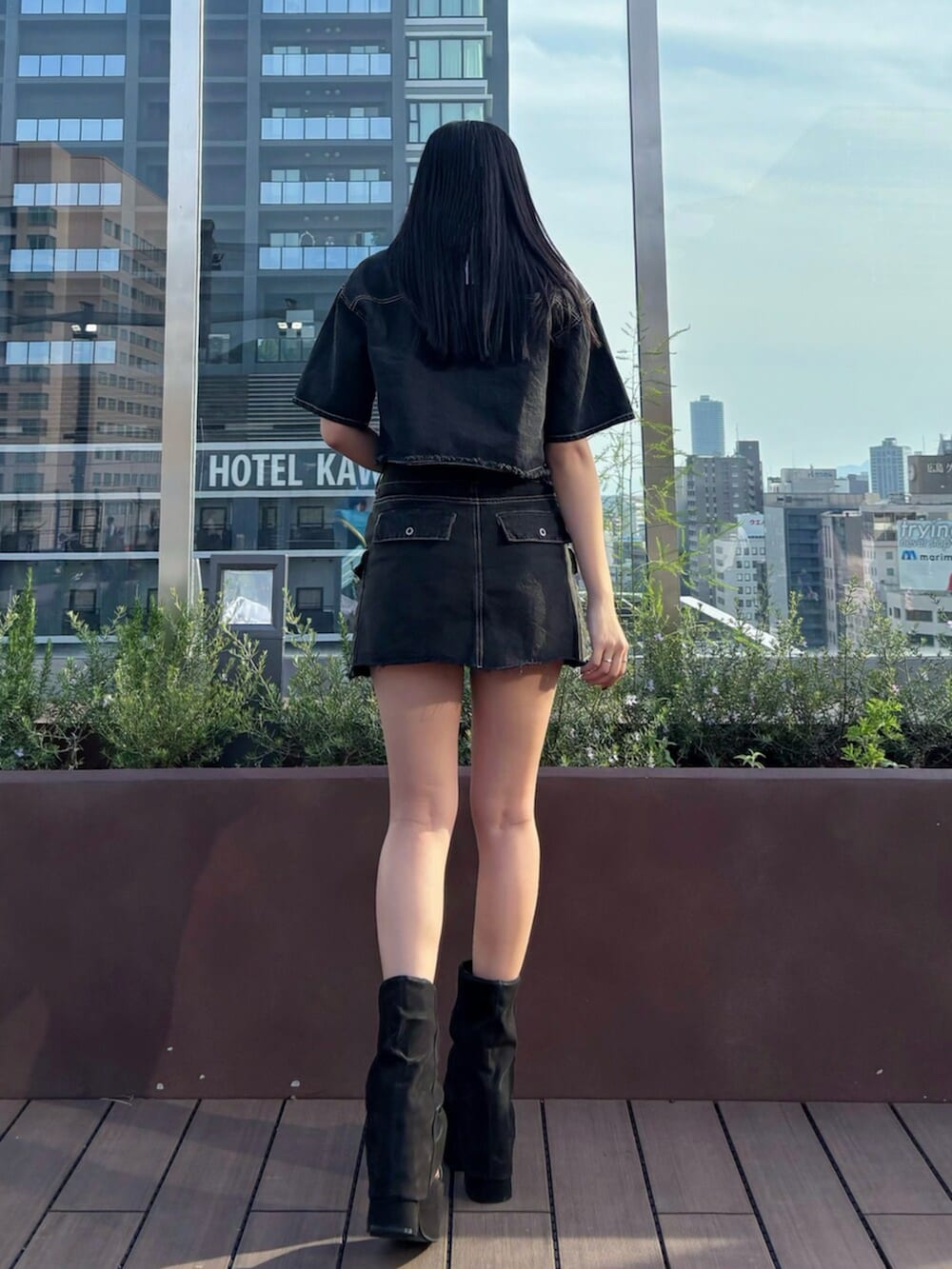 ホワイト系のTシャツ/カットソー、ブラック系のシャツ/ブラウス、ブラック系のスカートを着用したレディースの夏コーディネートの7枚目の写真