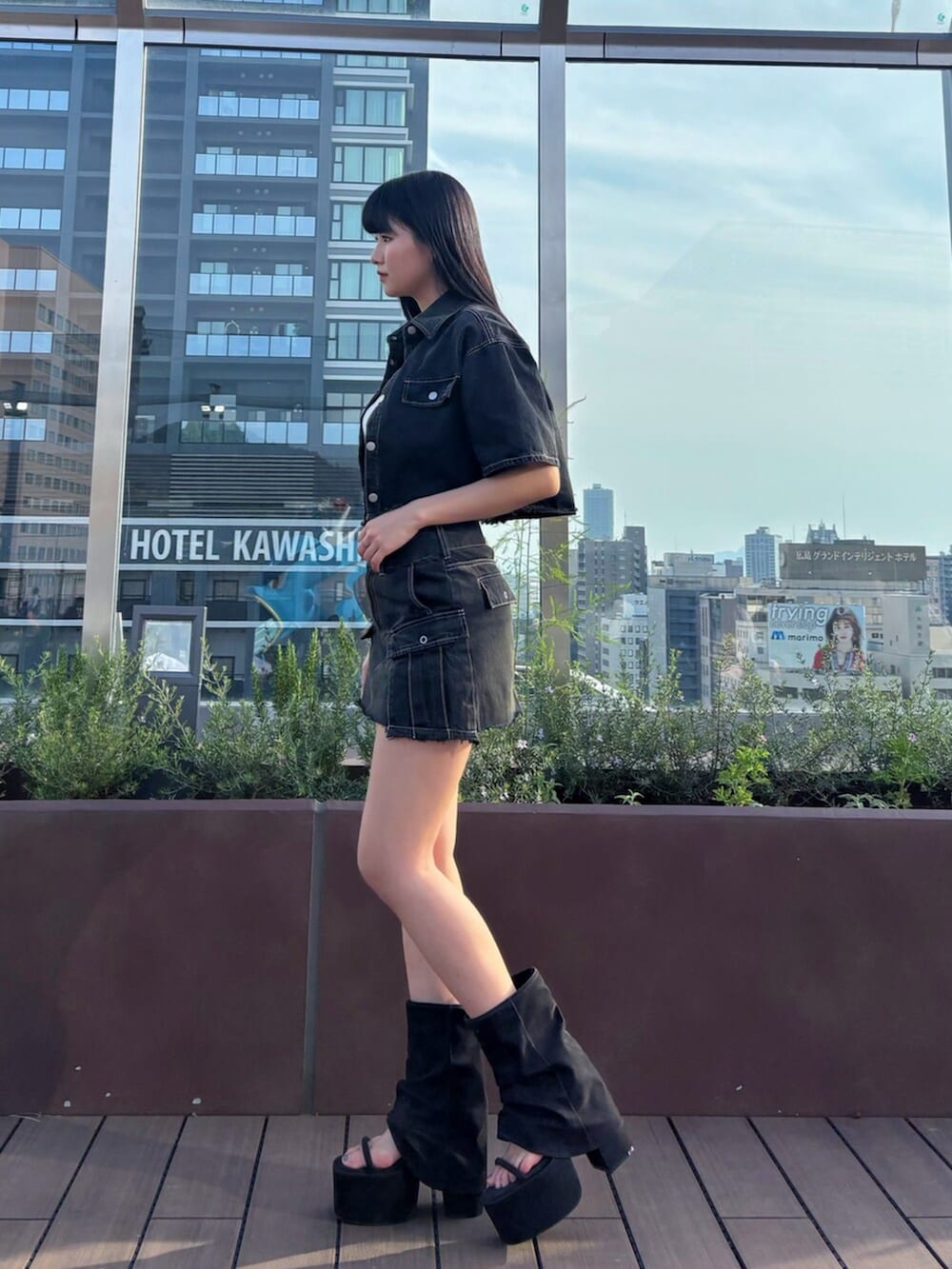 ホワイト系のTシャツ/カットソー、ブラック系のシャツ/ブラウス、ブラック系のスカートを着用したレディースの夏コーディネートの4枚目の写真