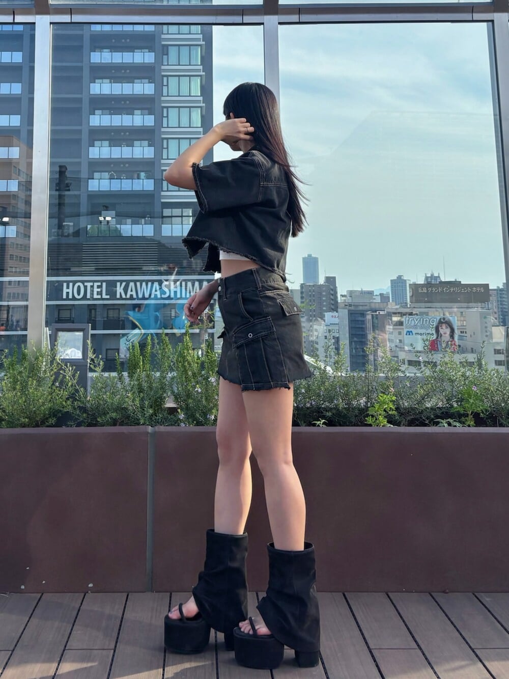 ホワイト系のTシャツ/カットソー、ブラック系のシャツ/ブラウス、ブラック系のスカートを着用したレディースの夏コーディネートの5枚目の写真