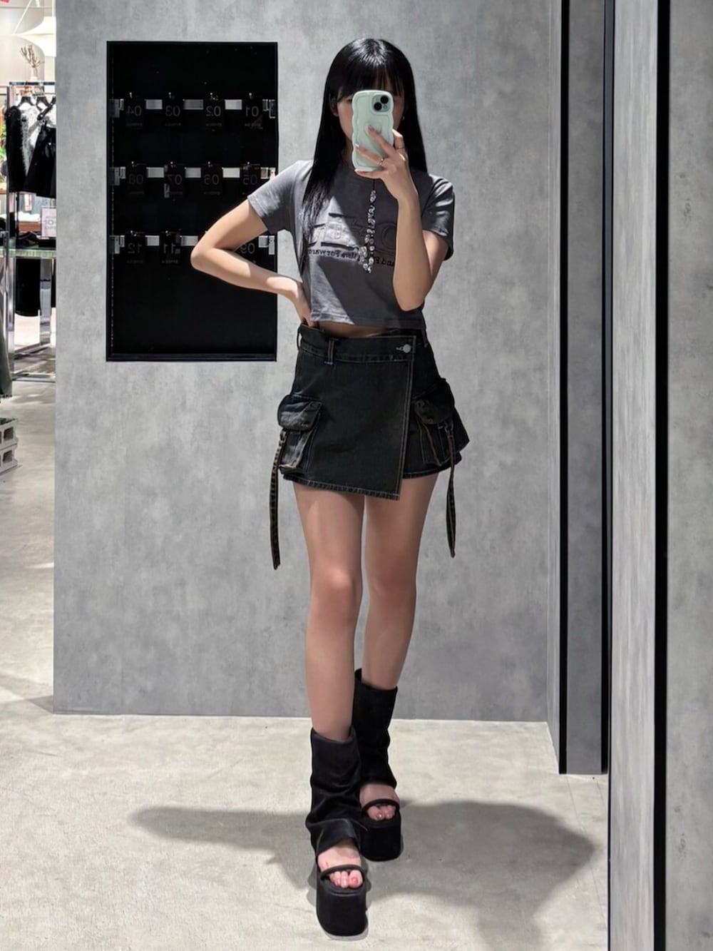 ブルー系のその他パンツ、ブラック系のサンダル、グレー系のTシャツ/カットソーを着用したレディースの夏コーディネートの2枚目の写真