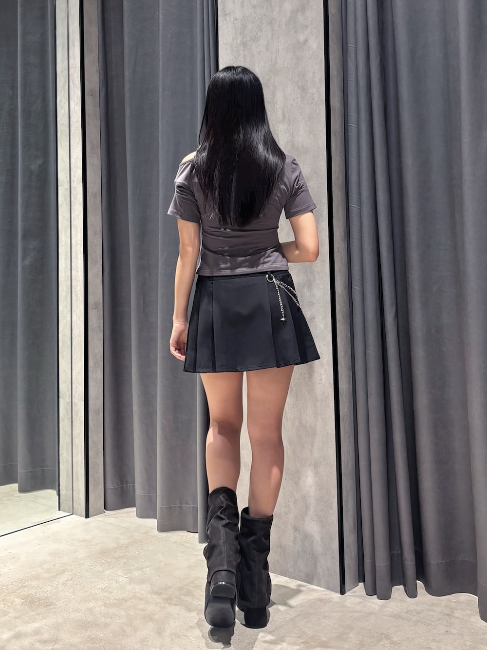 グレー系のTシャツ/カットソー、ブラック系のスカート、ブラック系のサンダルを着用したレディースの夏コーディネートの6枚目の写真