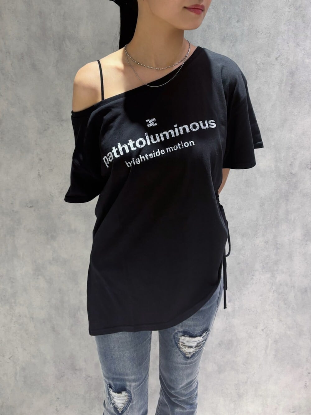 ブルー系のデニムパンツ、ブラック系のサンダル、ブラック系のTシャツ/カットソーを着用したレディースの春コーディネートの6枚目の写真