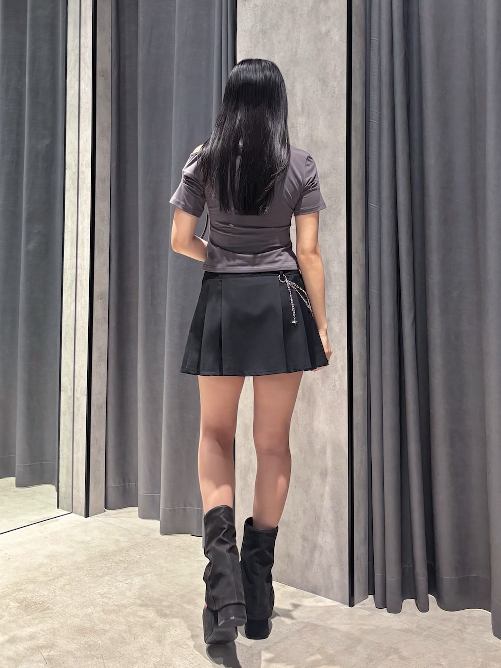 グレー系のTシャツ/カットソー、ブラック系のスカート、ブラック系のサンダルを着用したレディースの夏コーディネートの7枚目の写真