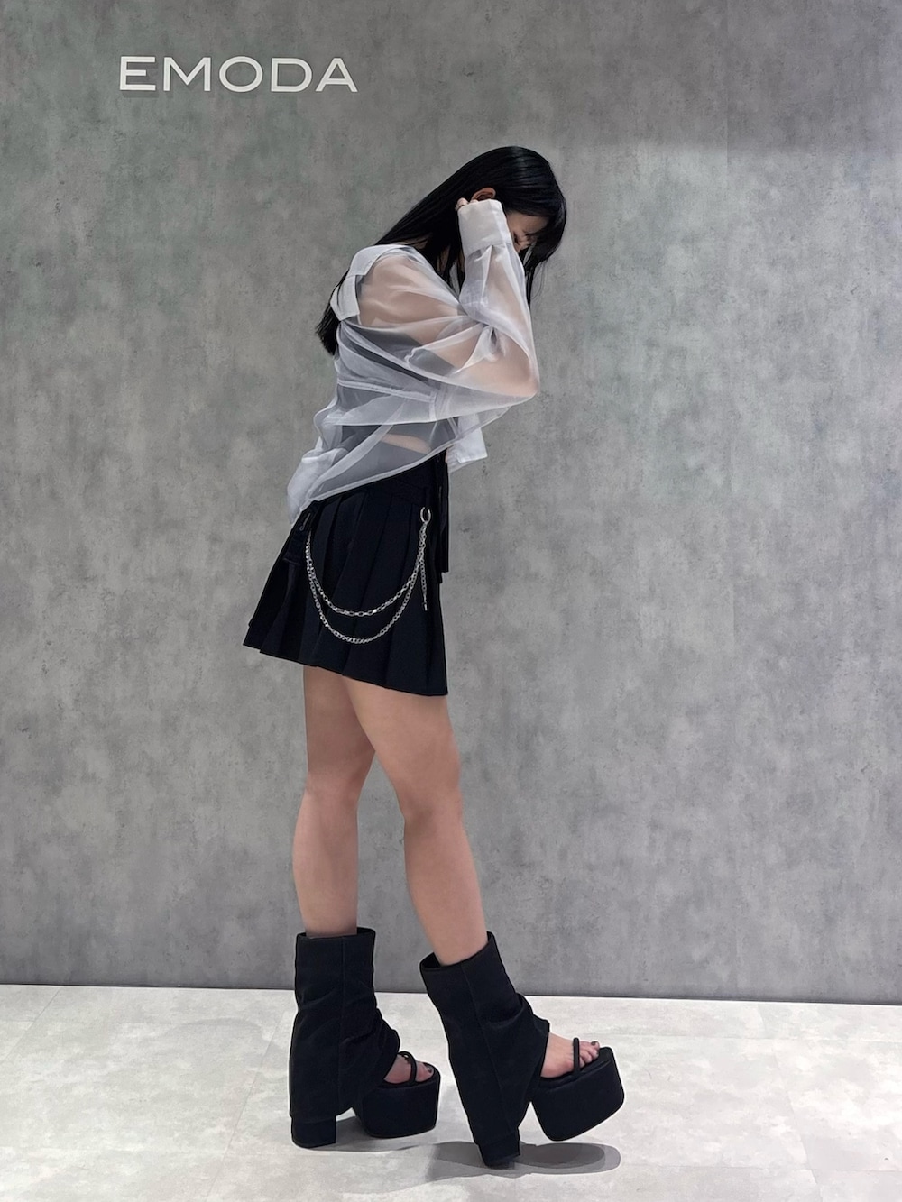 生塩和紗さんの「コルセットハングデニムサロペット（EMODA）」を使ったコーディネートの4枚目の写真