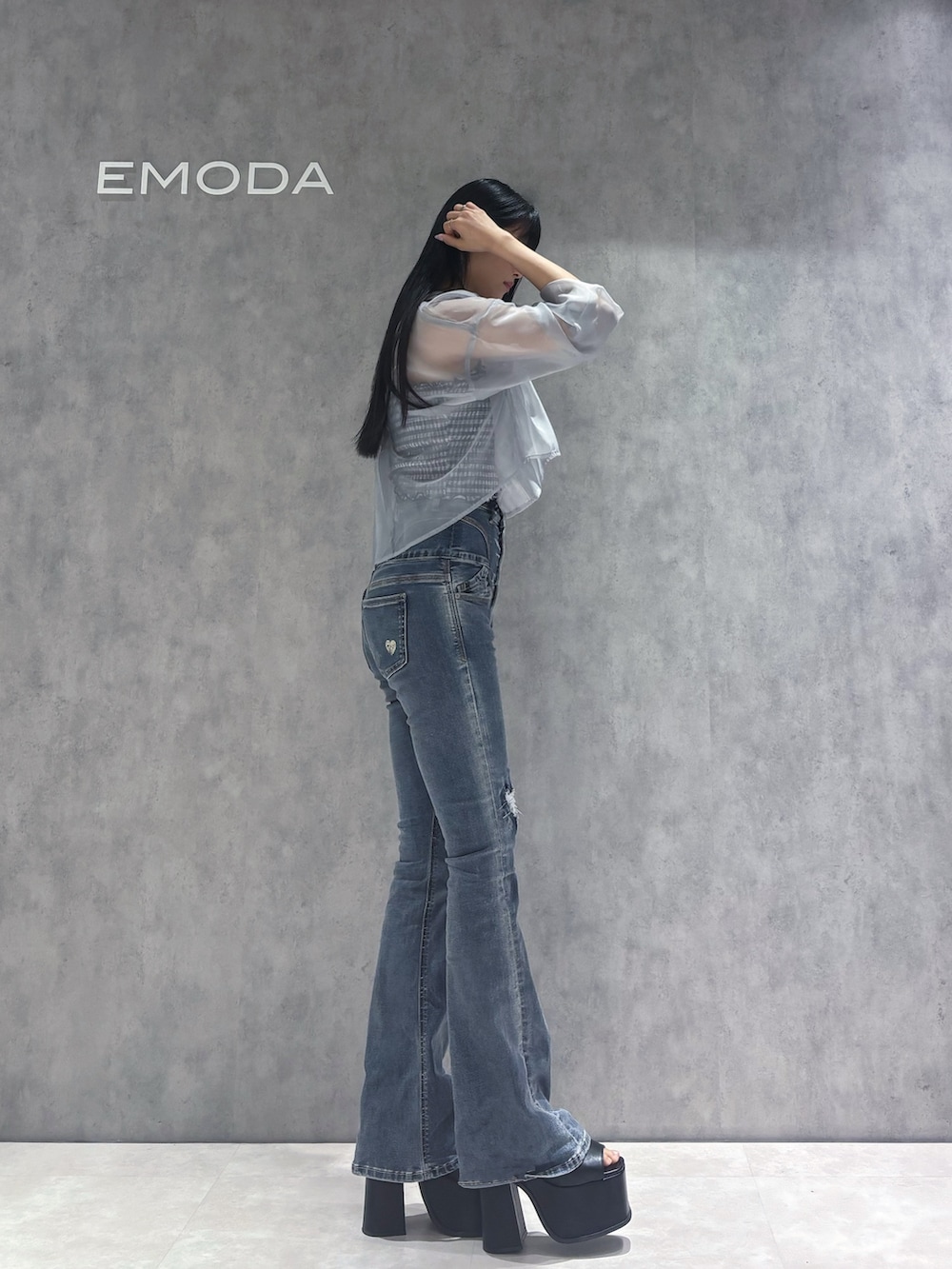 グレー系のシャツ/ブラウス、その他のキャミソール、ブルー系のデニムパンツを着用したレディースの春コーディネートの3枚目の写真