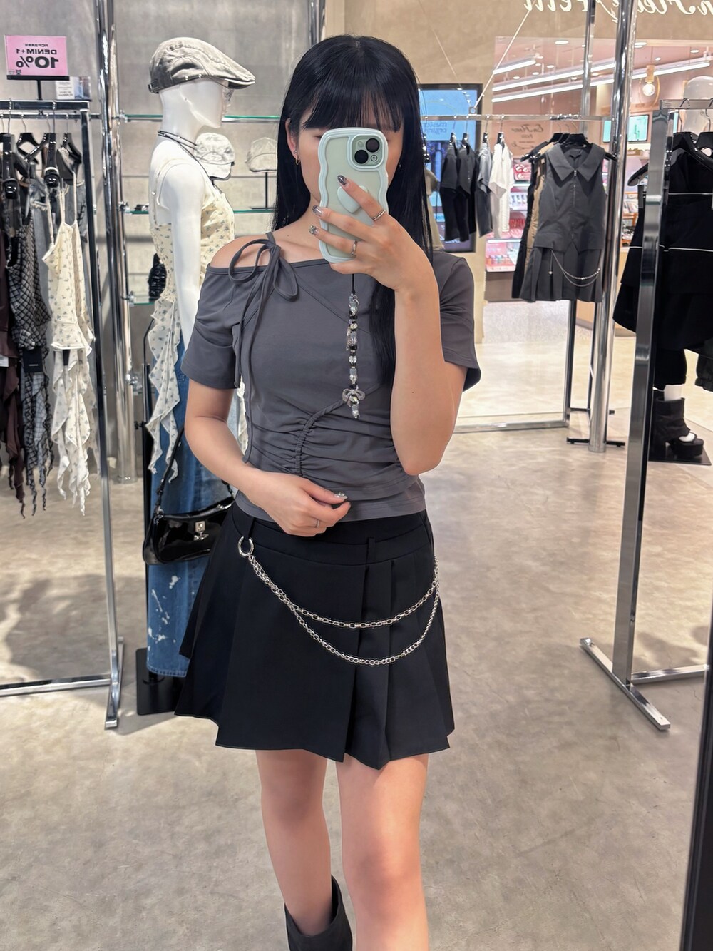 グレー系のTシャツ/カットソー、ブラック系のスカート、ブラック系のサンダルを着用したレディースの夏コーディネートの4枚目の写真