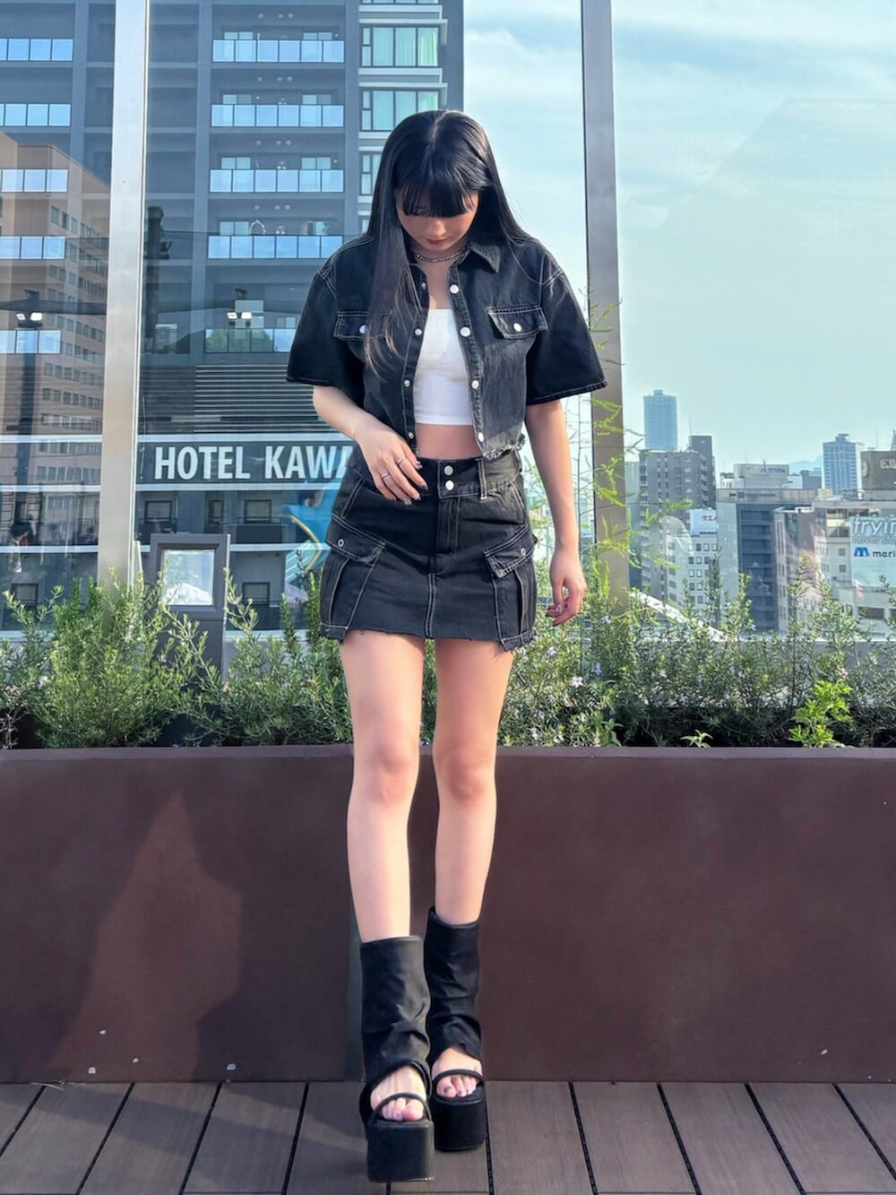 ホワイト系のTシャツ/カットソー、ブラック系のシャツ/ブラウス、ブラック系のスカートを着用したレディースの夏コーディネートの2枚目の写真