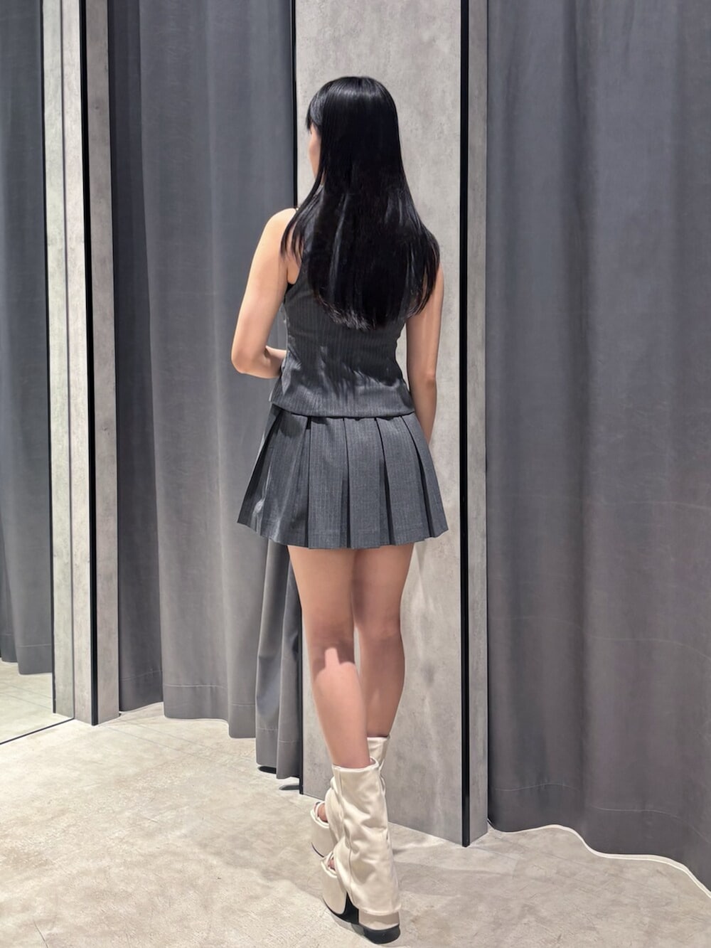 グレー系のワンピース、ホワイト系のサンダルを着用したレディースの春コーディネートの6枚目の写真