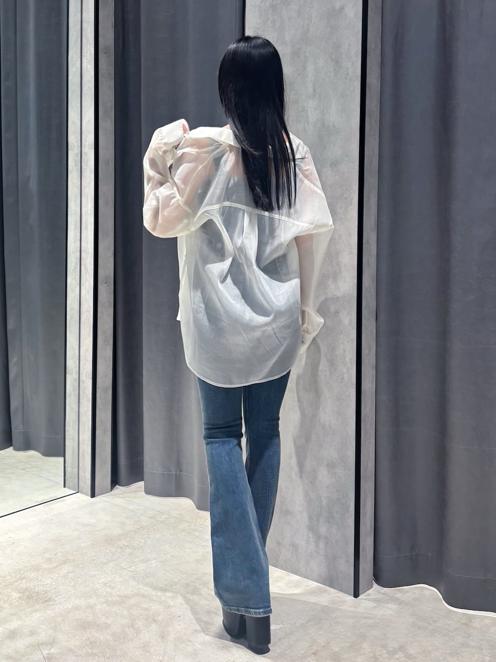 ブルー系のサロペット/オーバーオール、ホワイト系のシャツ/ブラウス、ブラック系のサンダルを着用したレディースの春コーディネートの5枚目の写真
