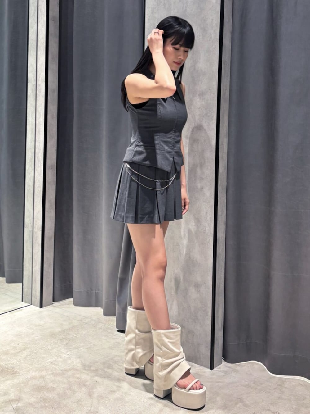 グレー系のワンピース、ホワイト系のサンダルを着用したレディースの春コーディネートの3枚目の写真