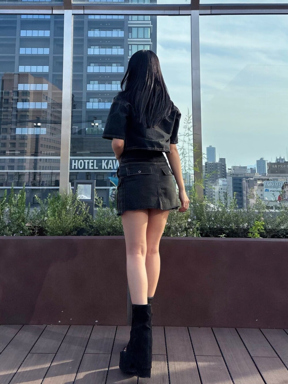 ホワイト系のTシャツ/カットソー、ブラック系のシャツ/ブラウス、ブラック系のスカートを着用したレディースの夏コーディネートの6枚目の写真