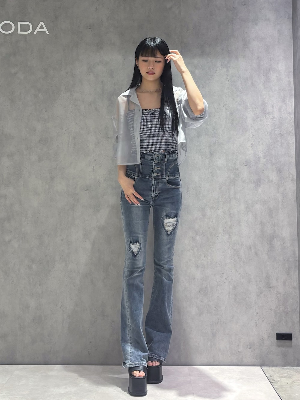 グレー系のシャツ/ブラウス、その他のキャミソール、ブルー系のデニムパンツを着用したレディースの春コーディネートの2枚目の写真
