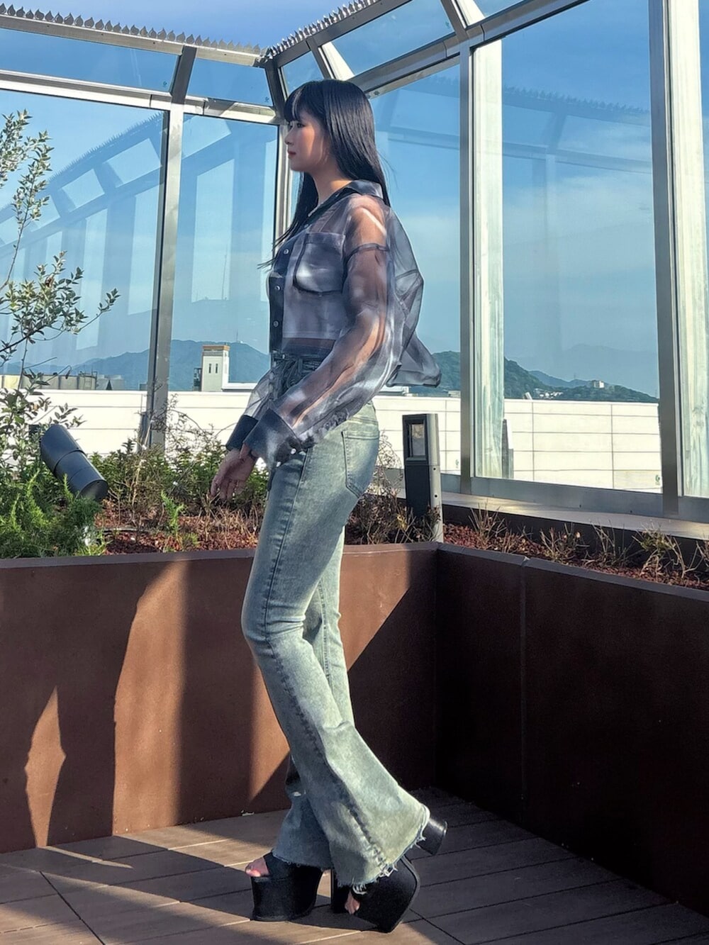 ブラック系のサンダル、ブルー系のシャツ/ブラウス、ホワイト系のTシャツ/カットソーを着用したレディースの春コーディネートの6枚目の写真