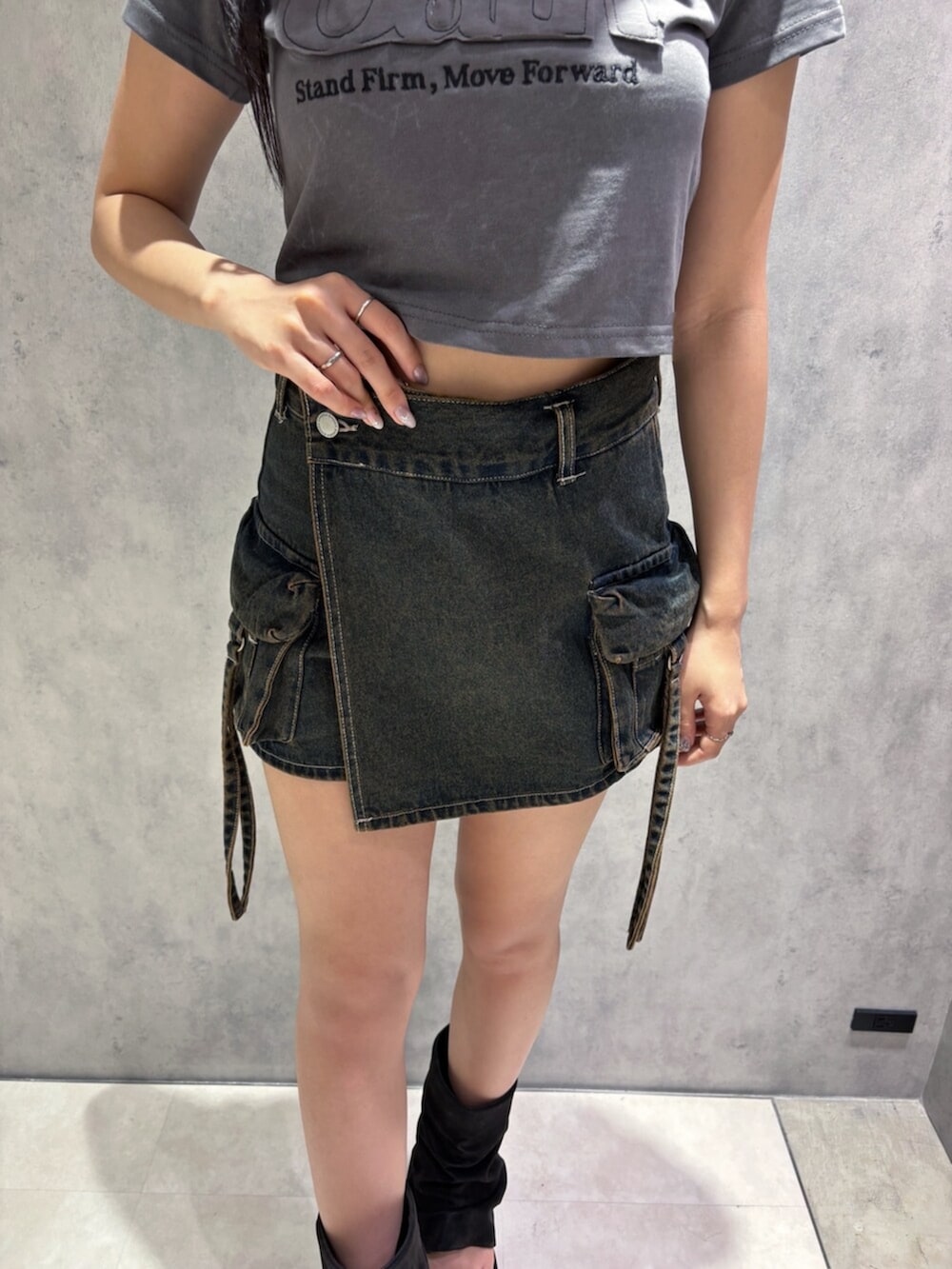 ブルー系のその他パンツ、ブラック系のサンダル、グレー系のTシャツ/カットソーを着用したレディースの夏コーディネートの8枚目の写真