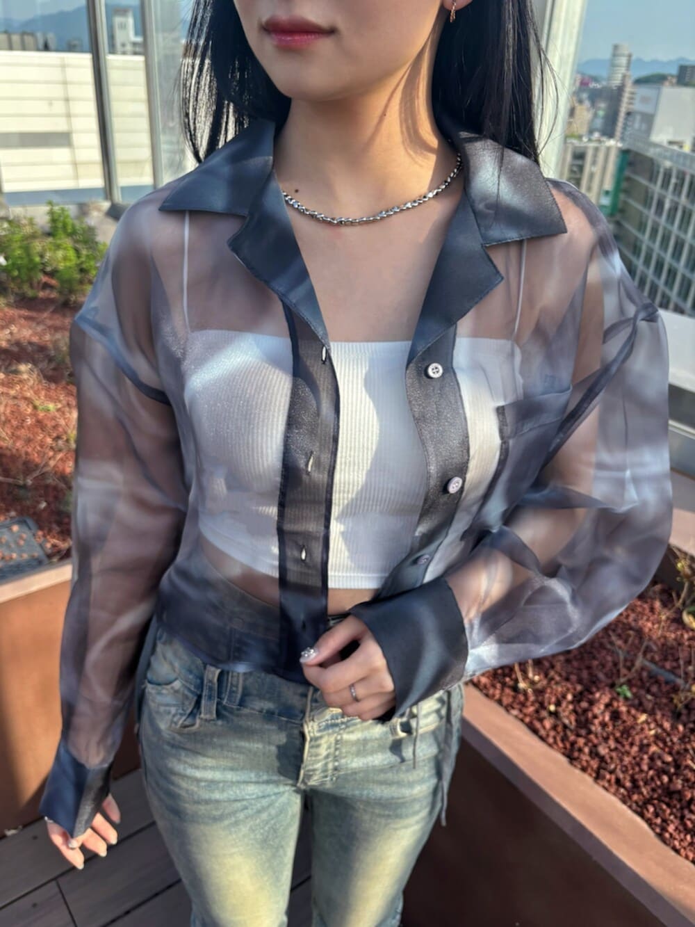 ブラック系のサンダル、ブルー系のシャツ/ブラウス、ホワイト系のTシャツ/カットソーを着用したレディースの春コーディネートの9枚目の写真