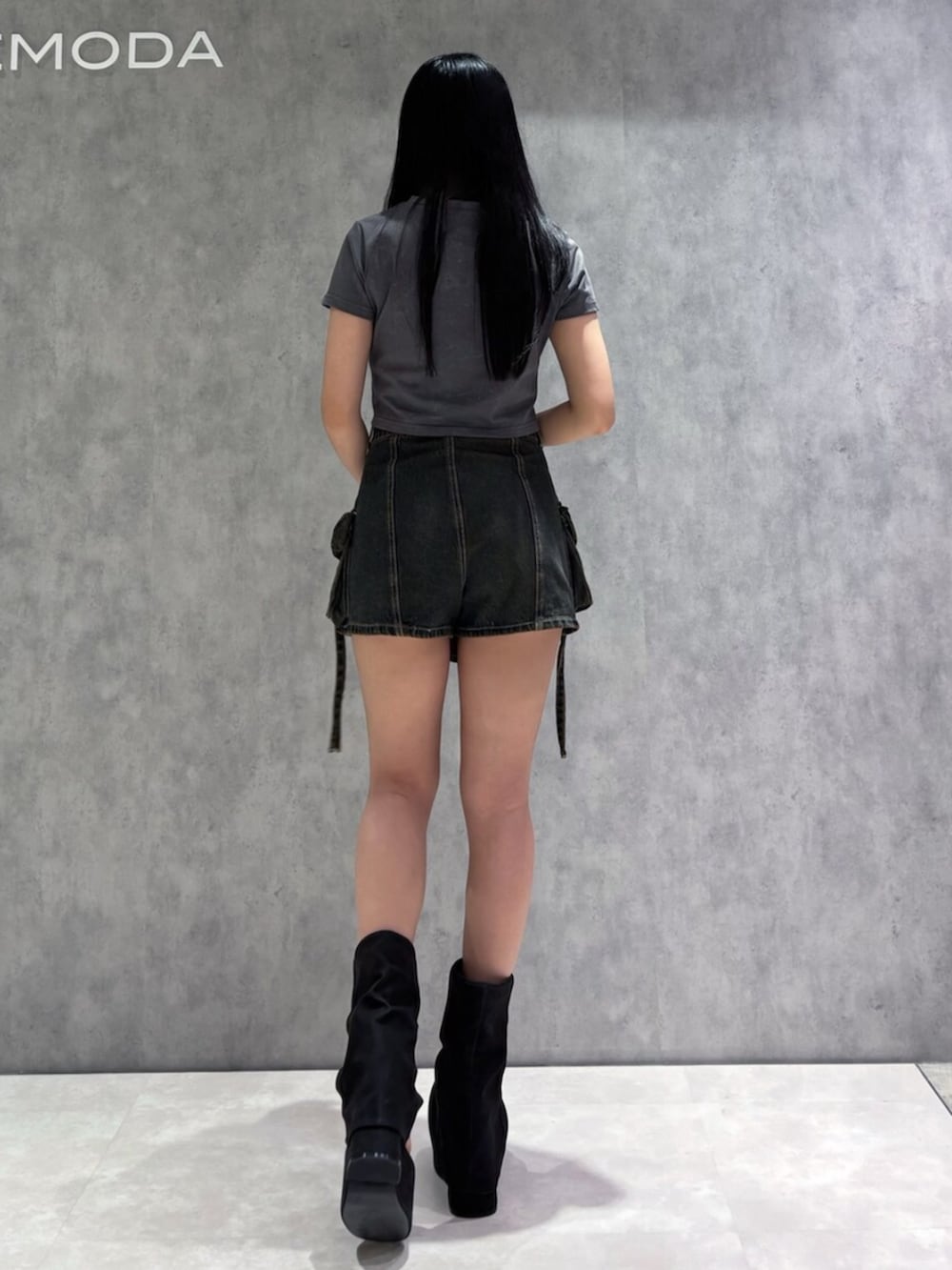 ブルー系のその他パンツ、ブラック系のサンダル、グレー系のTシャツ/カットソーを着用したレディースの夏コーディネートの5枚目の写真