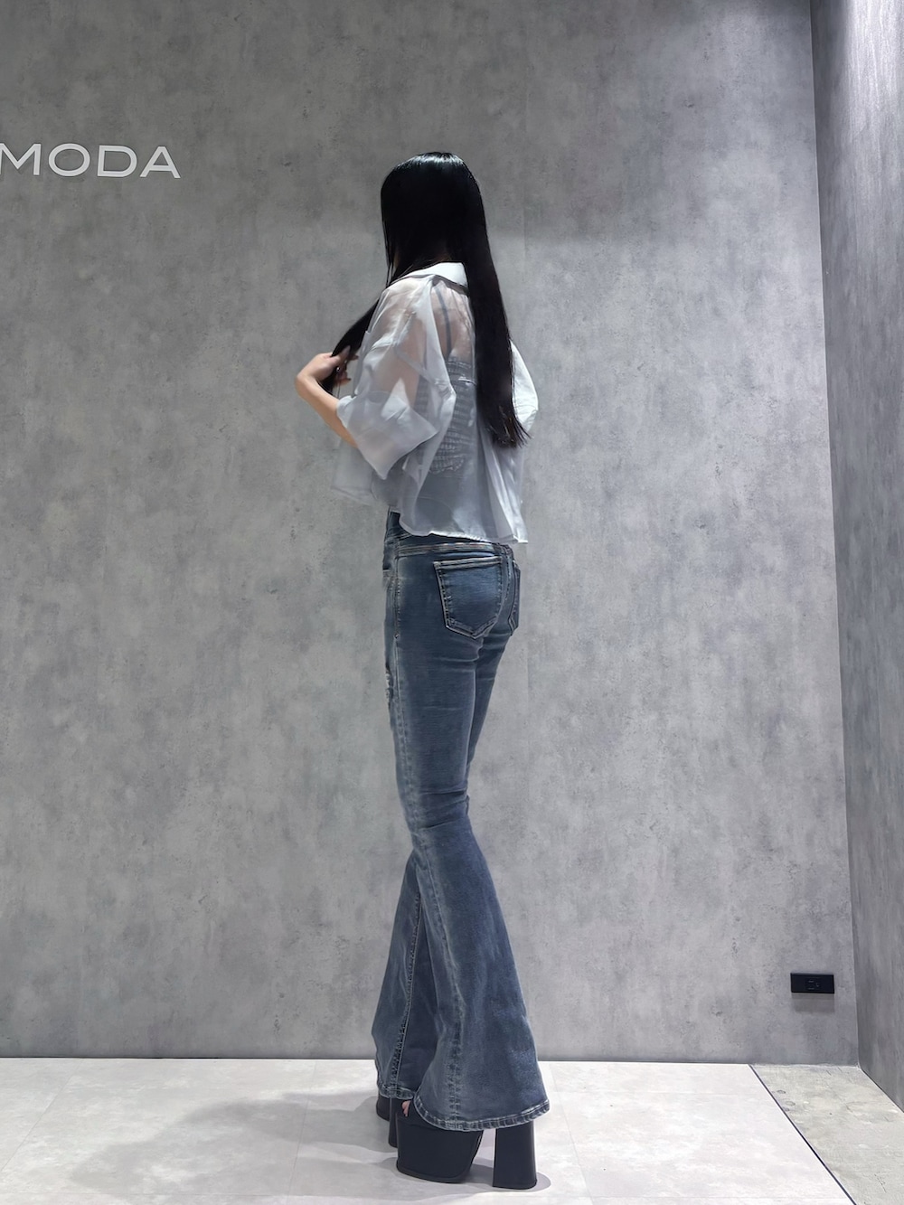 グレー系のシャツ/ブラウス、その他のキャミソール、ブルー系のデニムパンツを着用したレディースの春コーディネートの4枚目の写真