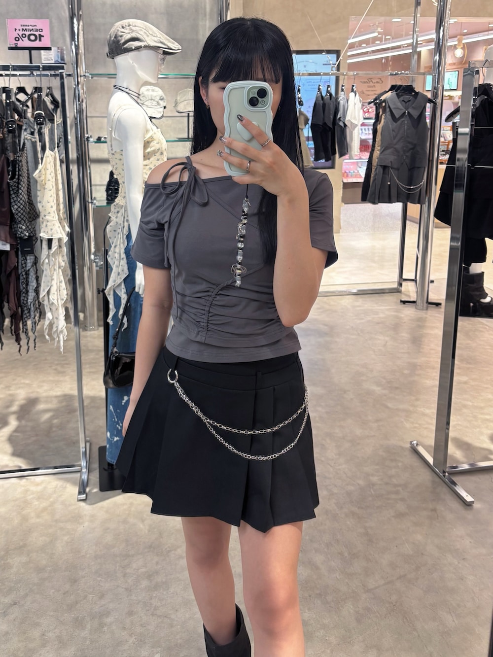 グレー系のTシャツ/カットソー、ブラック系のスカート、ブラック系のサンダルを着用したレディースの夏コーディネートの3枚目の写真